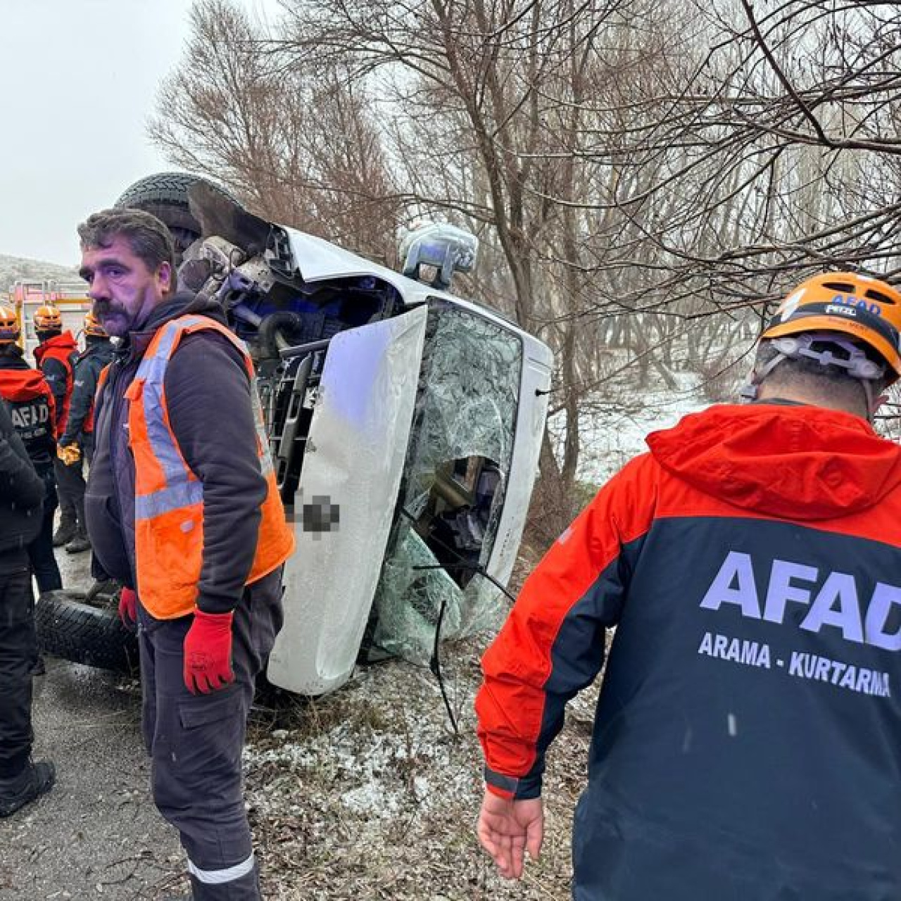 Okul servisi yan yattı... 15 yaralı