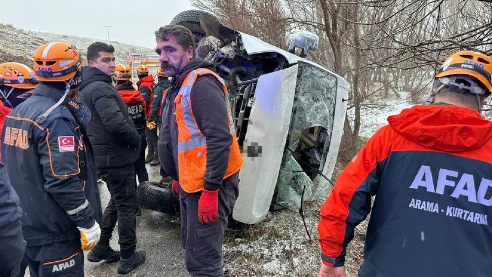 Okul servisi yan yattı... 15 yaralı