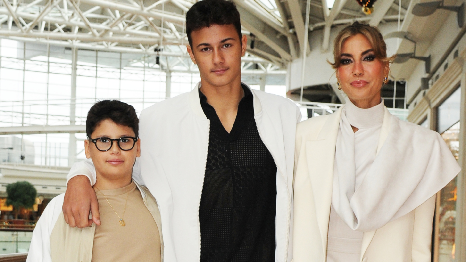 Çağla Şıkel, İrfan Can Kahveci ve Demet Şener'in alışveriş turu