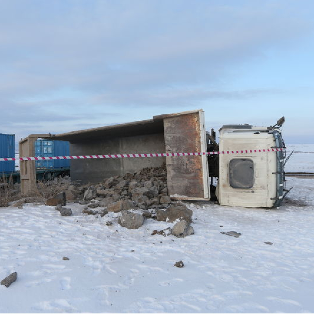 Yük treni kamyona çarptı! Sürücü öldü!