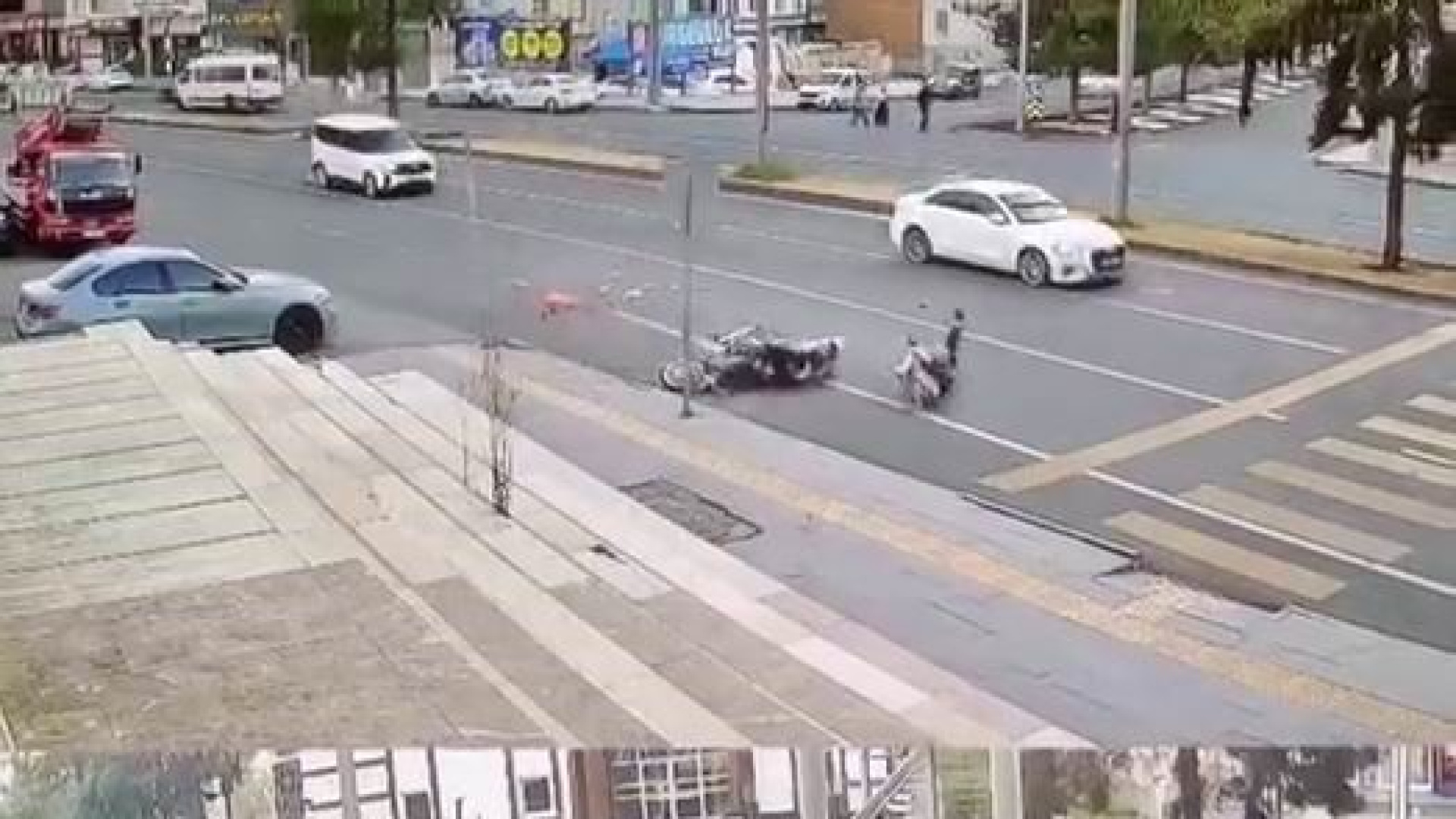 Son dakika: Yolun karşısına geçmeye çalışan kadına motosikletli çarptı. Kaza kameralara yansıdı | Son dakika haberleri