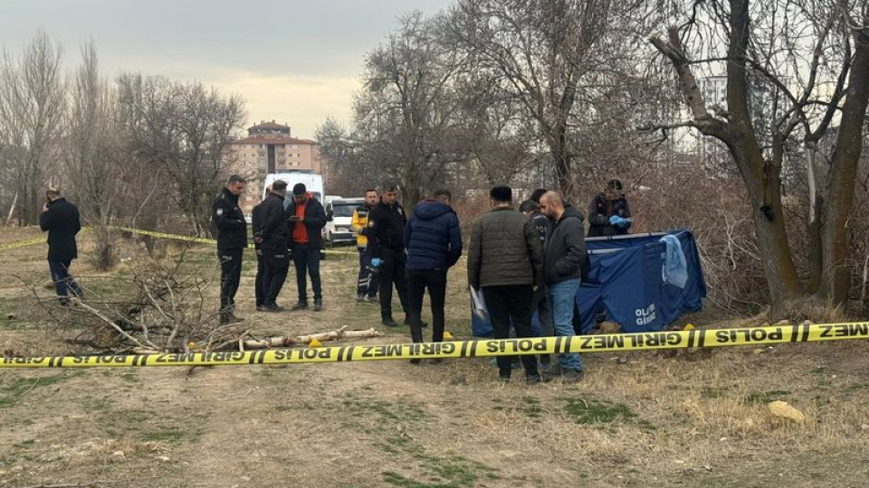 Boş arazide cansız beden