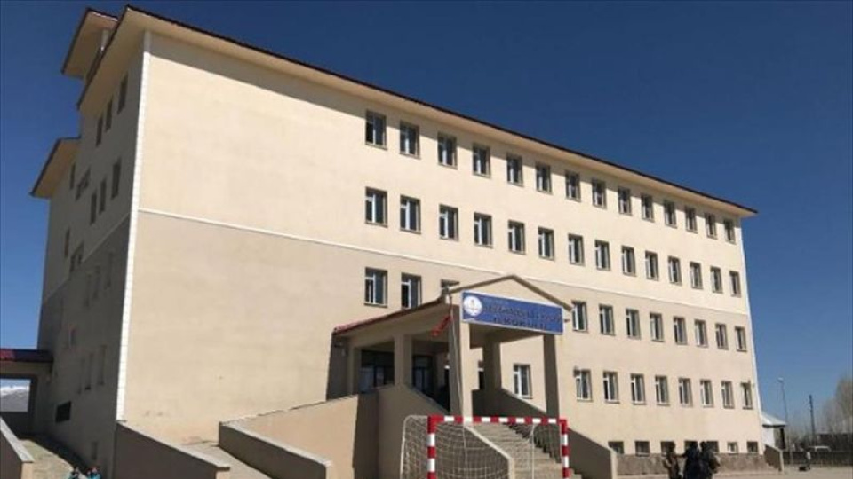 Geri manevra can aldı