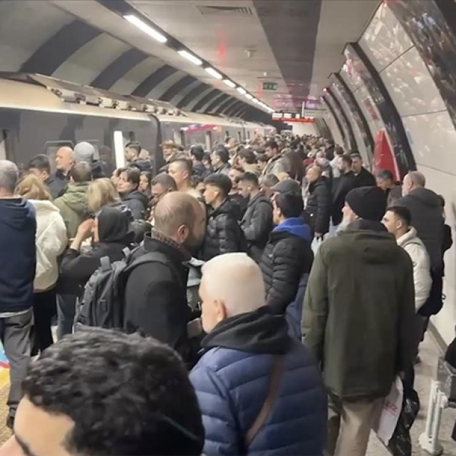 İstanbul'da metro seferleri aksadı