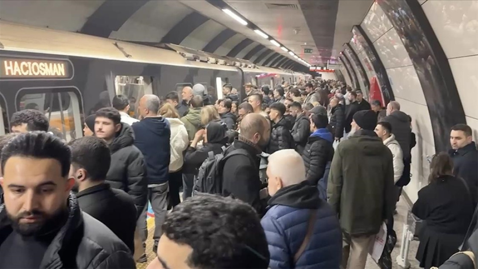 İstanbul'da metro seferleri aksadı
