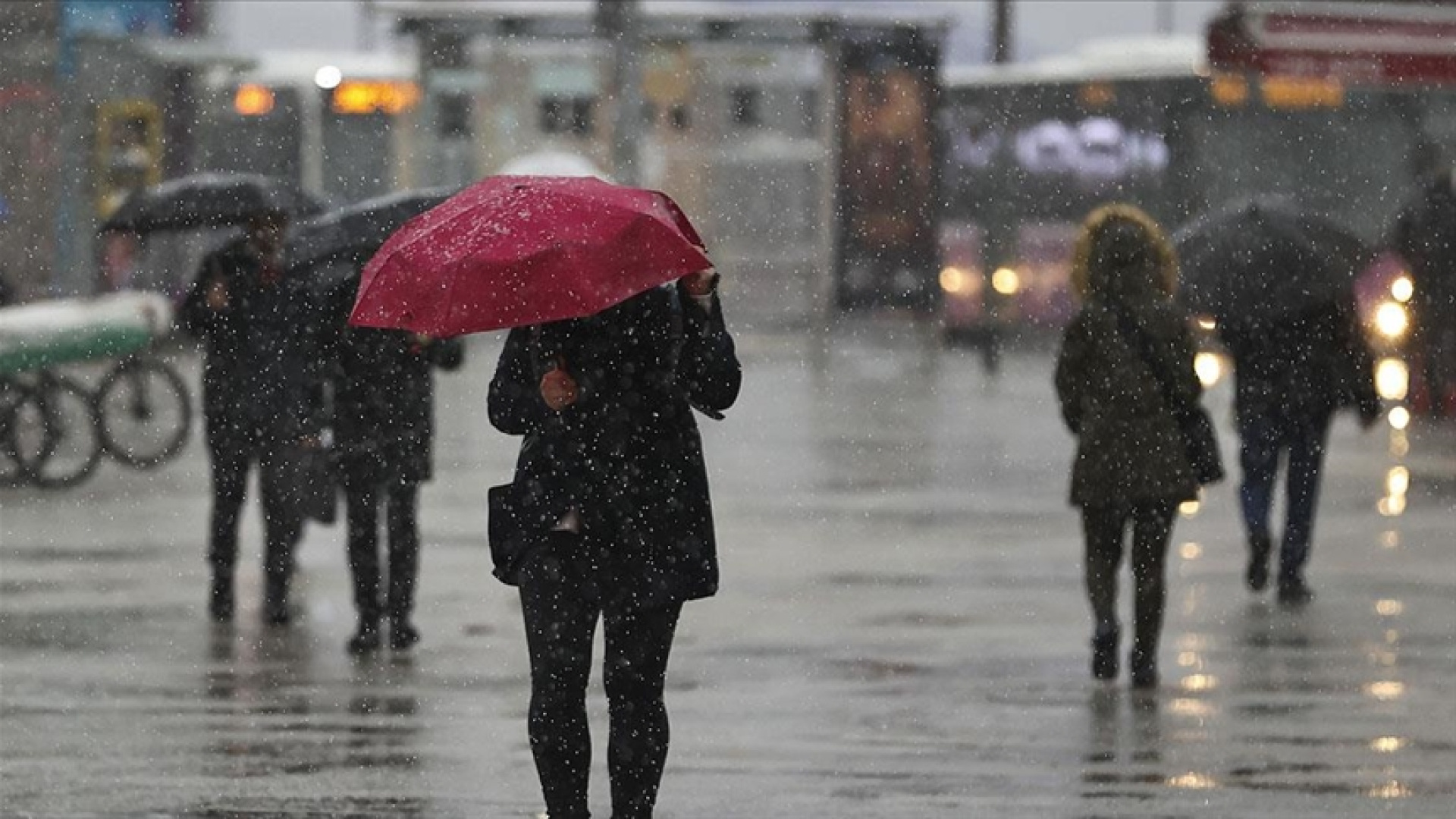 Meteoroloji'den İstanbul için karla karışık yağmur uyarısı: Sıcaklık 0 dereceye düşecek