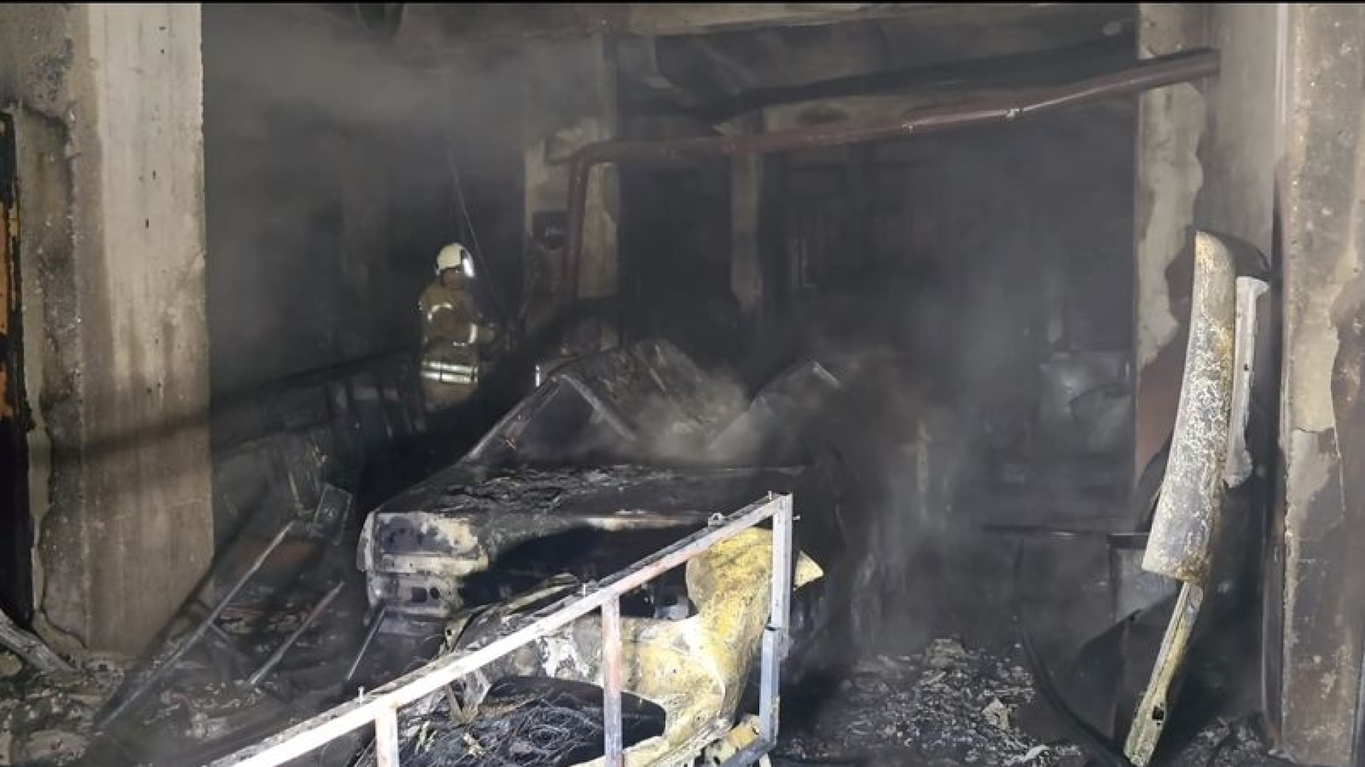 Sultanbeyli'de boya kaporta dükkanı yandı; 4 araç küle döndü | Son dakika haberleri