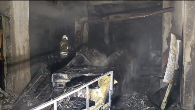 Boya kaporta dükkanı yandı; 4 araç küle döndü