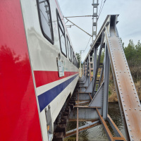Yolcu treni çarpınca köprüden düştü!