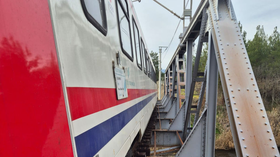 Yolcu treni çarpınca köprüden düştü!