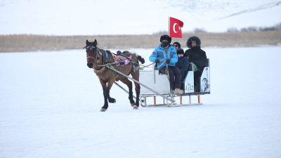 Turistik Doğu Ekspresi Çıldır Gölü'nü şenlendirdi