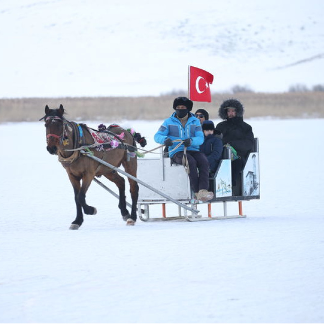 Turistik Doğu Ekspresi Çıldır Gölü'nü şenlendirdi