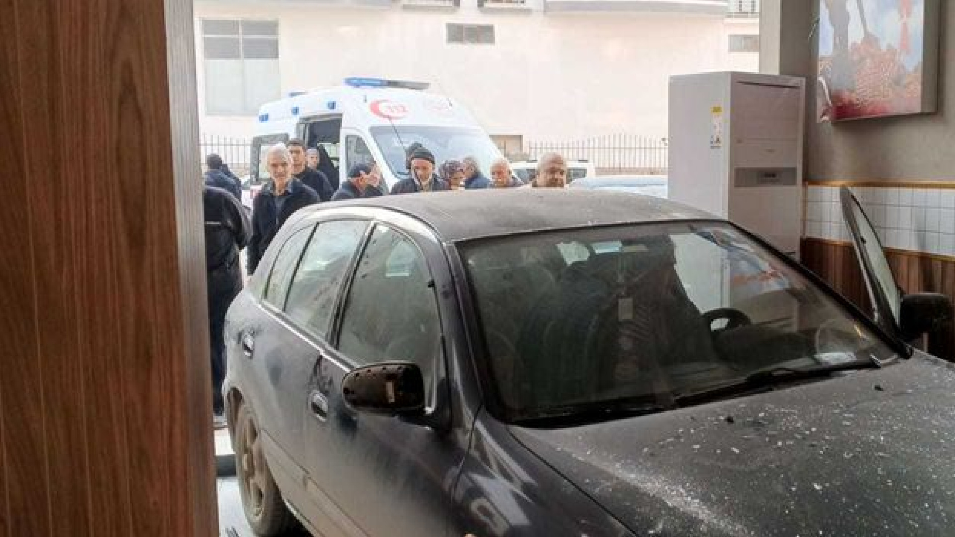 Malatya'da otomobil döner salonuna girdi; o anlar kameraya yansıdı