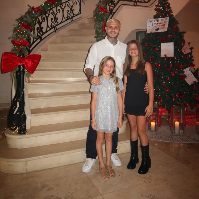 Kızlarıyla bir araya geldi