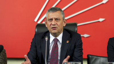 Özel, partilileri kutladı