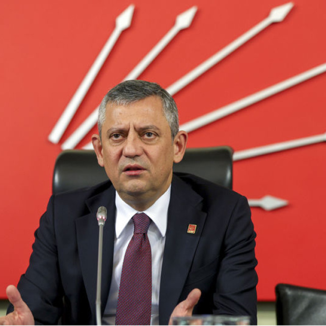 Özel, partilileri kutladı