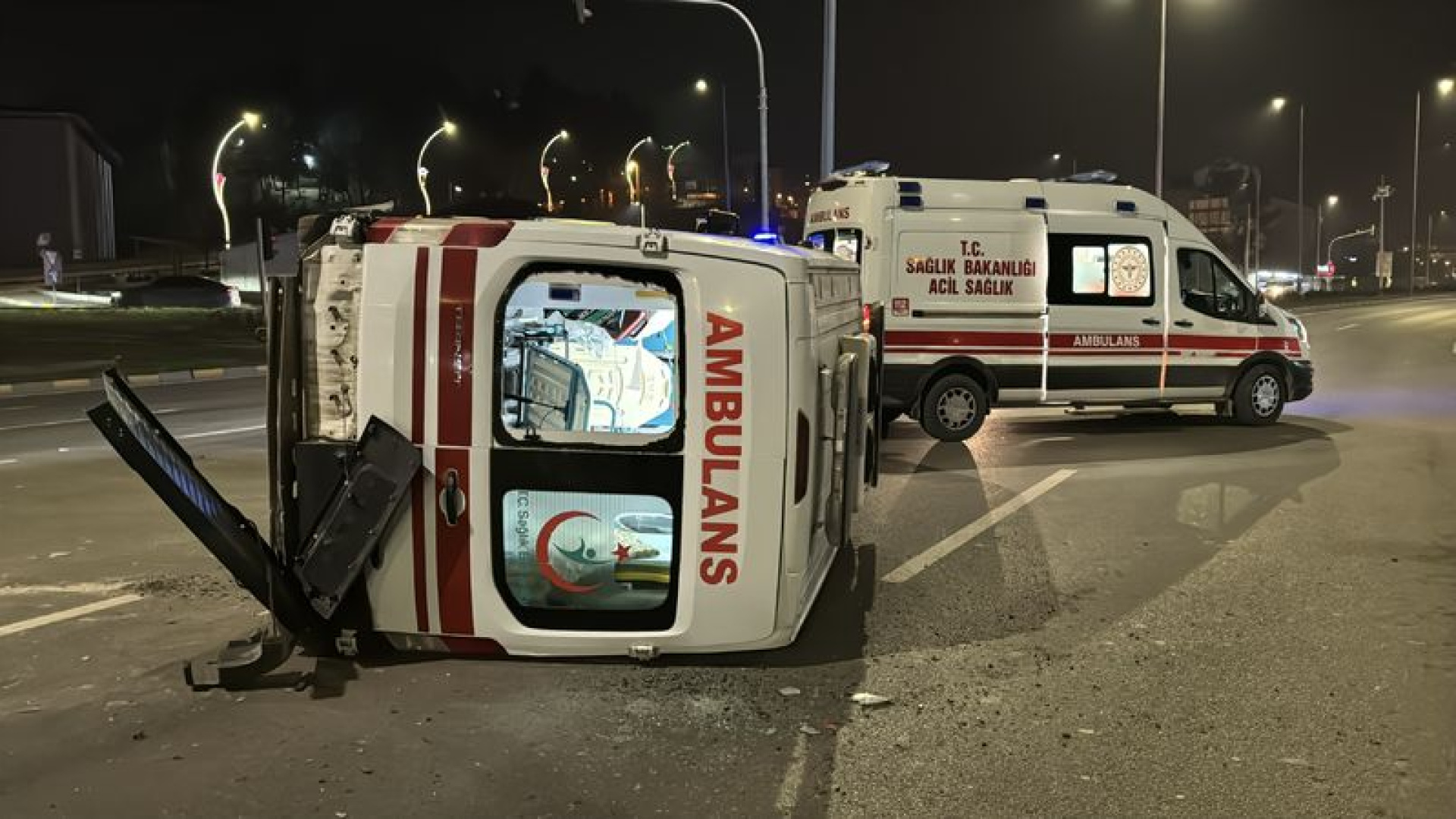Karabük'te ambulans ile otomobil çarpıştı; 3 sağlık çalışanı yaralandı