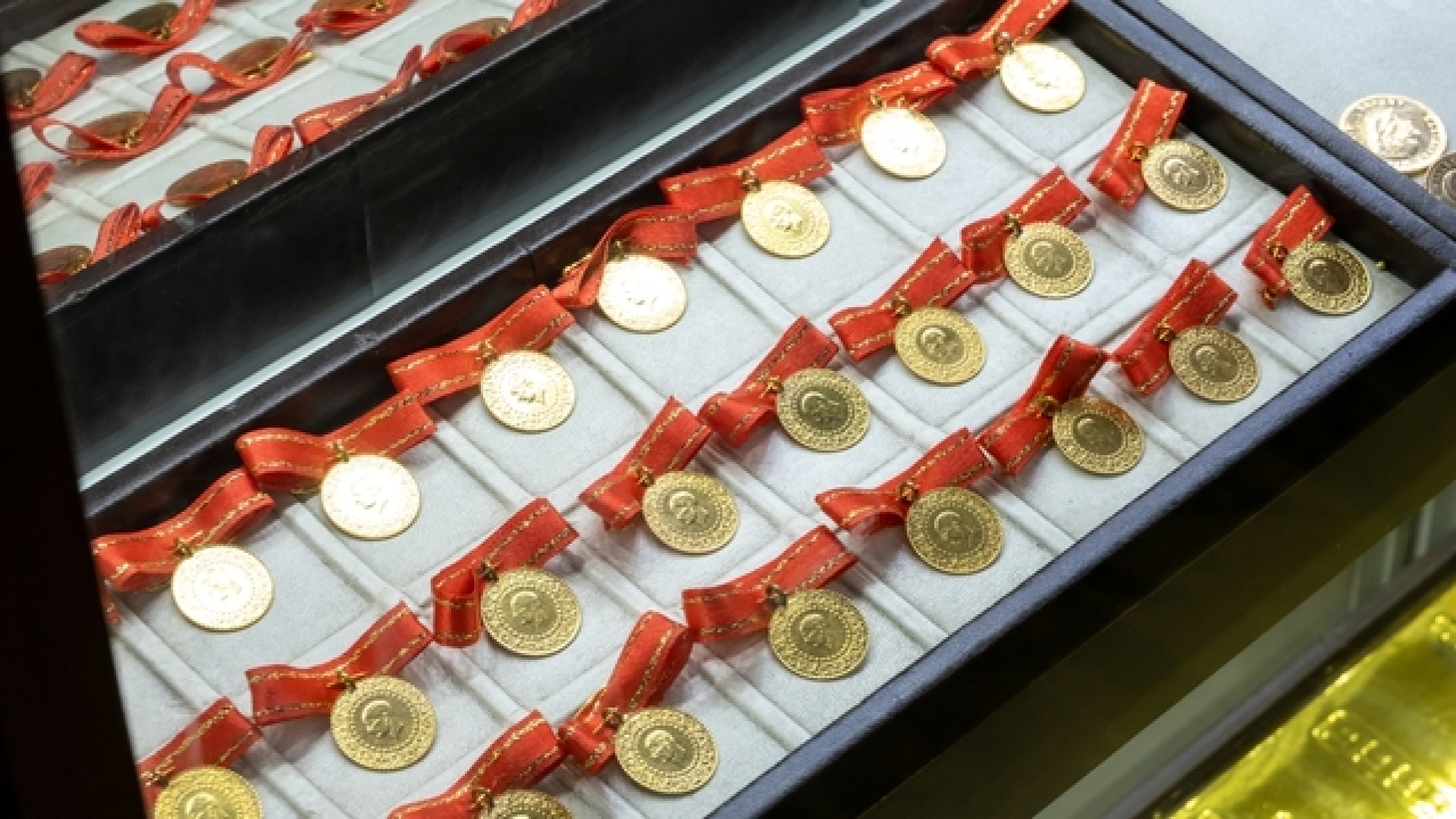 ALTIN FİYATLARI CANLI TAKİP EKRANI 26 ARALIK 2025: Altın rekor tazeledi! Bugün Cumhuriyet altını, 22 ayar bilezik, tam, yarım, çeyrek ve gram altın ne kadar?