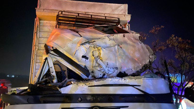 Korku dolu anlar! direk kamyonun üstüne devrildi