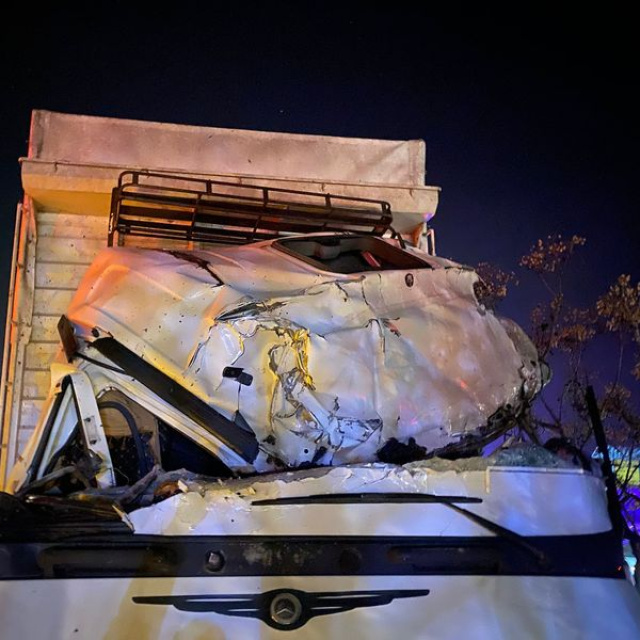 Korku dolu anlar! Direk kamyonun üstüne devrildi