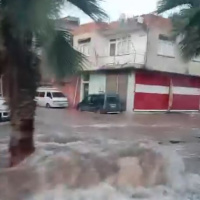 Yolda göçük oluştu, sokaklar göl oldu!