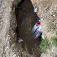 Esenyurt'ta obruk! Park halindeki araç düştü!