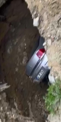 Esenyurt'ta obruk! Park halindeki araç düştü!