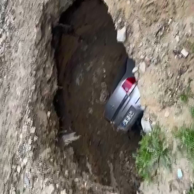 Esenyurt'ta obruk! Park halindeki araç düştü!