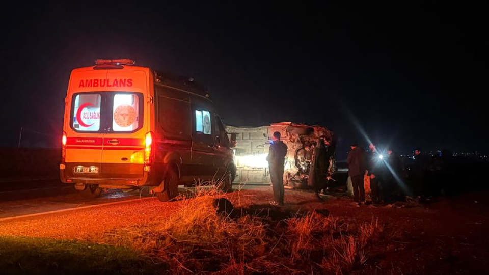 Diyarbakır'da minibüs devrildi: 16 yaralı