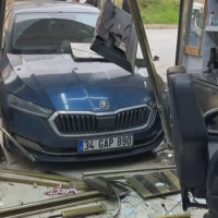 Otomobil berber dükkanına daldı