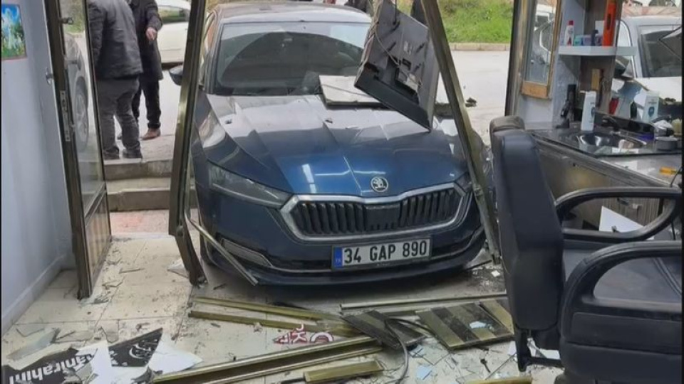 Otomobil berber dükkanına daldı