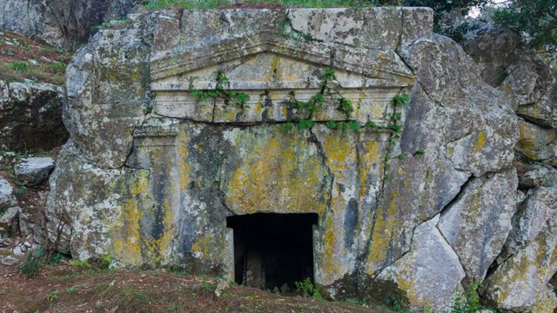 Marmaris’te 2 bin 500 yıllık kaya mezarı koruma altına alındı