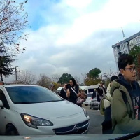 Öğrencilerin üzerine sürdü!