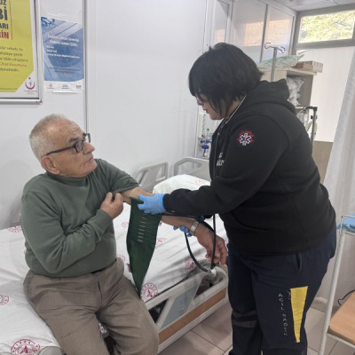 Kalbi 4 dakika durdu! 85 yaşındaki hasta kalp masajıyla hayata döndü