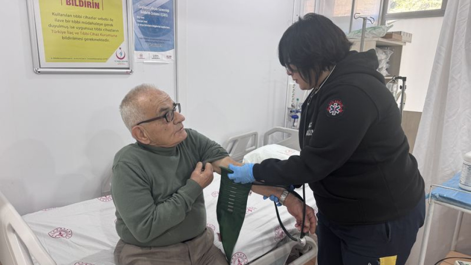 Kalbi 4 dakika durdu! 85 yaşındaki hasta kalp masajıyla hayata döndü