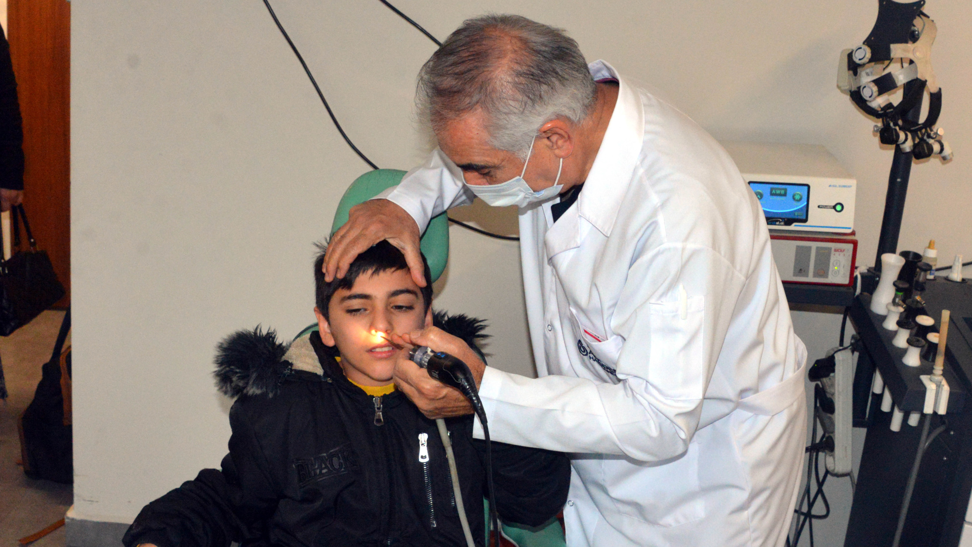 Kaşıntı şikayetiyle hastaneye giden Emirhan'ın burnundan çekirdek ve pipet parçası çıktı | Sağlık Haberleri