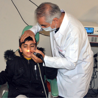 Kaşıntı şikayetiyle hastaneye giden Emirhan'ın burnundan çekirdek ve pipet parçası çıktı