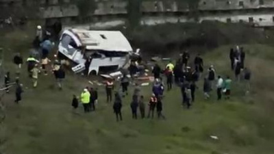 Esenyurt'ta servis midibüsü devrildi