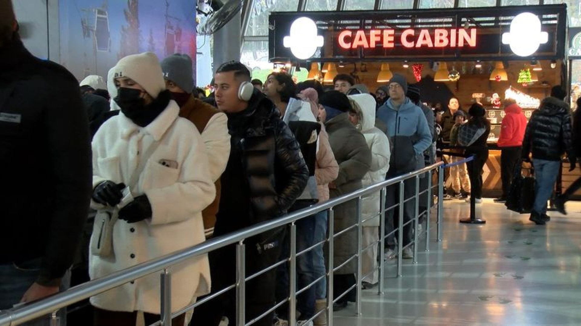 Uludağ'da Yılbaşı Yoğunluğu: Teleferik Kuyrukları Uzadı
