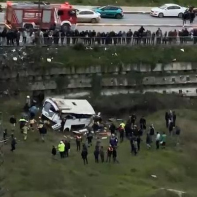 Esenyurt'ta servis midibüsü devrildi