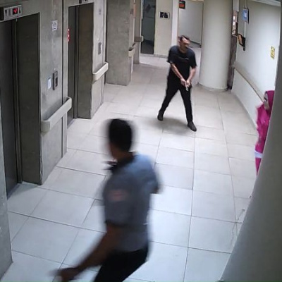 Koridorda silah sesleri