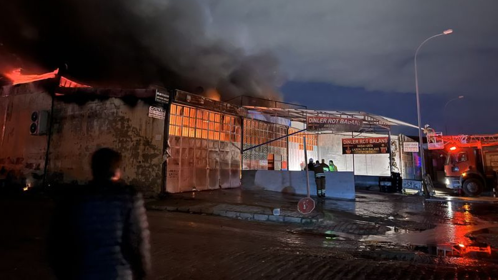 Hatay Antakya'da Sanayi Sitesinde Çıkan Yangın Kontrol Altına Alındı