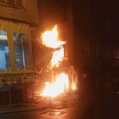 Beyoğlu’nda yangın! Çatıya sığındılar