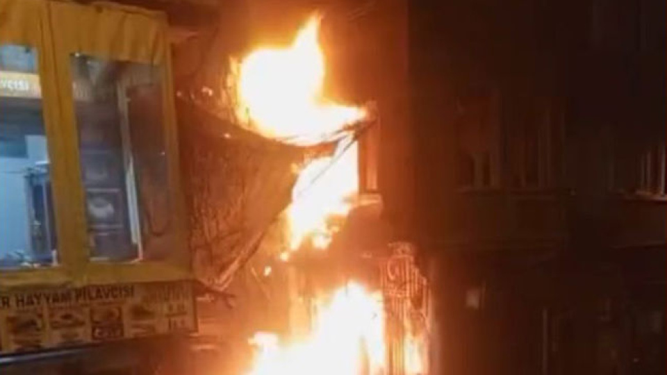 Beyoğlu'nda yangın! Çatıya sığındılar