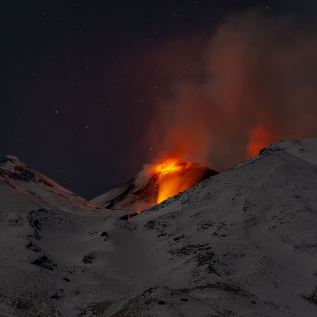 Yanardağ yeniden harekete geçti