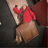 Kafasına kapı düştü