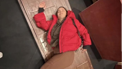 Kafasına kapı düştü