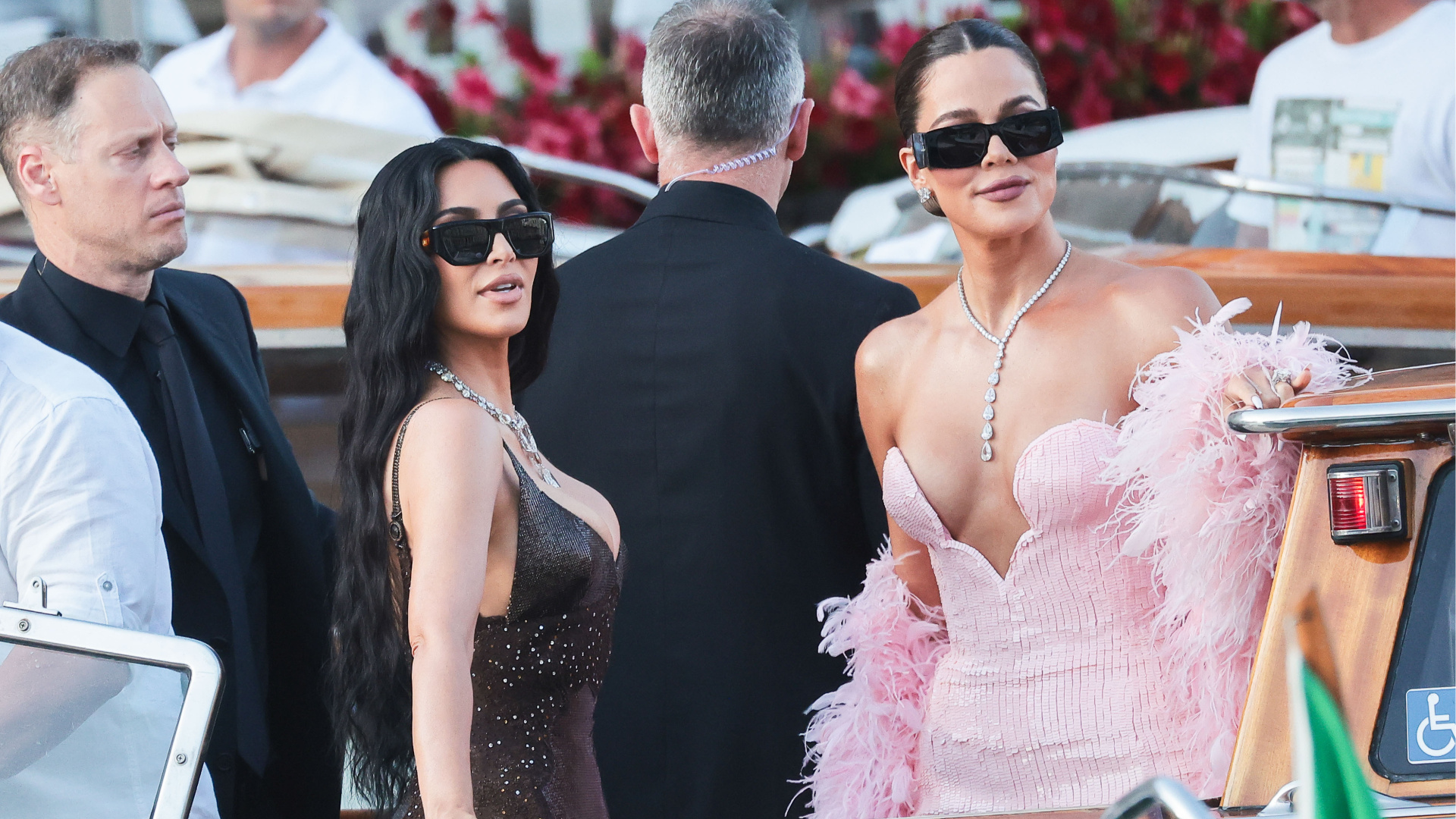Kardashian Kardeşlerin Cins Köpek Hediyeleri PETA'yı Harekete Geçirdi