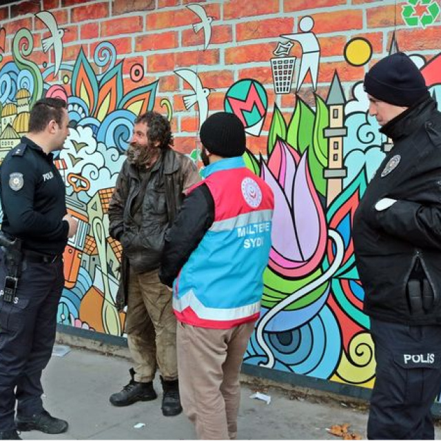 Sokakta yaşayanlar otellere yerleştirildi