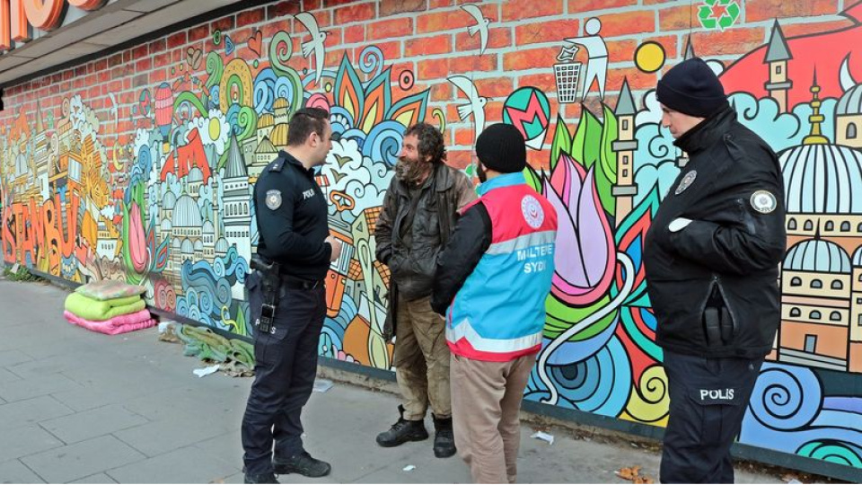 Sokakta yaşayanlar otellere yerleştirildi